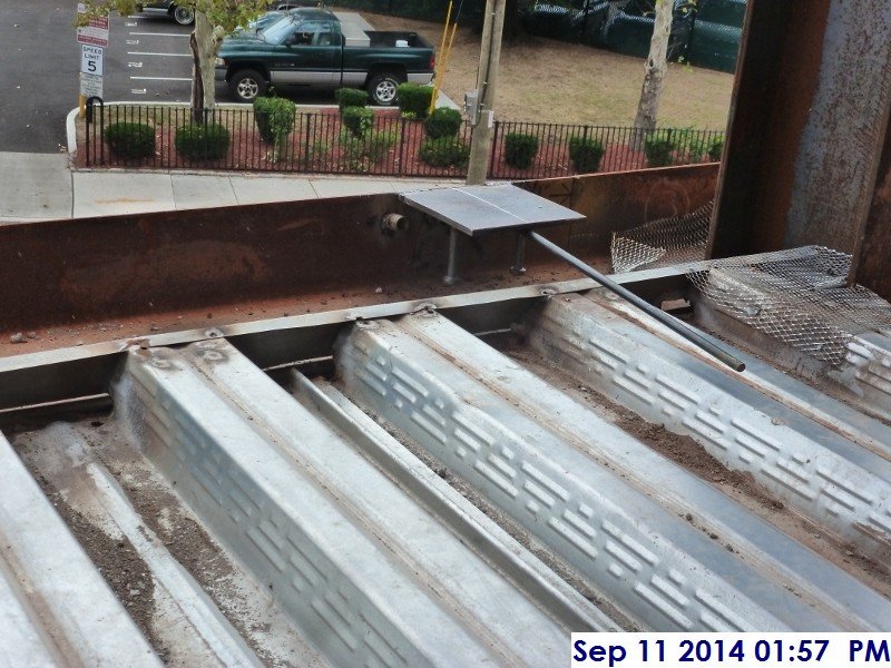 Welding the embeds at the pour stops along column line L between 5-3.3 Facing East (800x600)